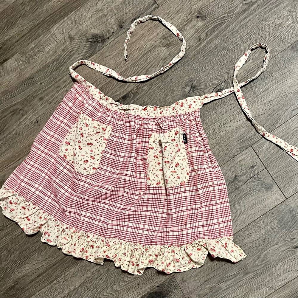 Adorable! Women’s Floral Waist Apron